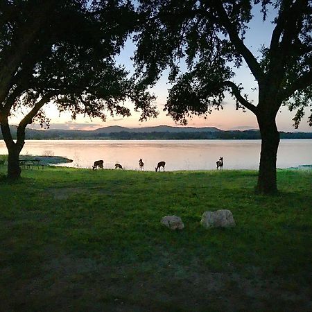 Lakehills Medina Lake Camping Resort Cabin 3 מראה חיצוני תמונה