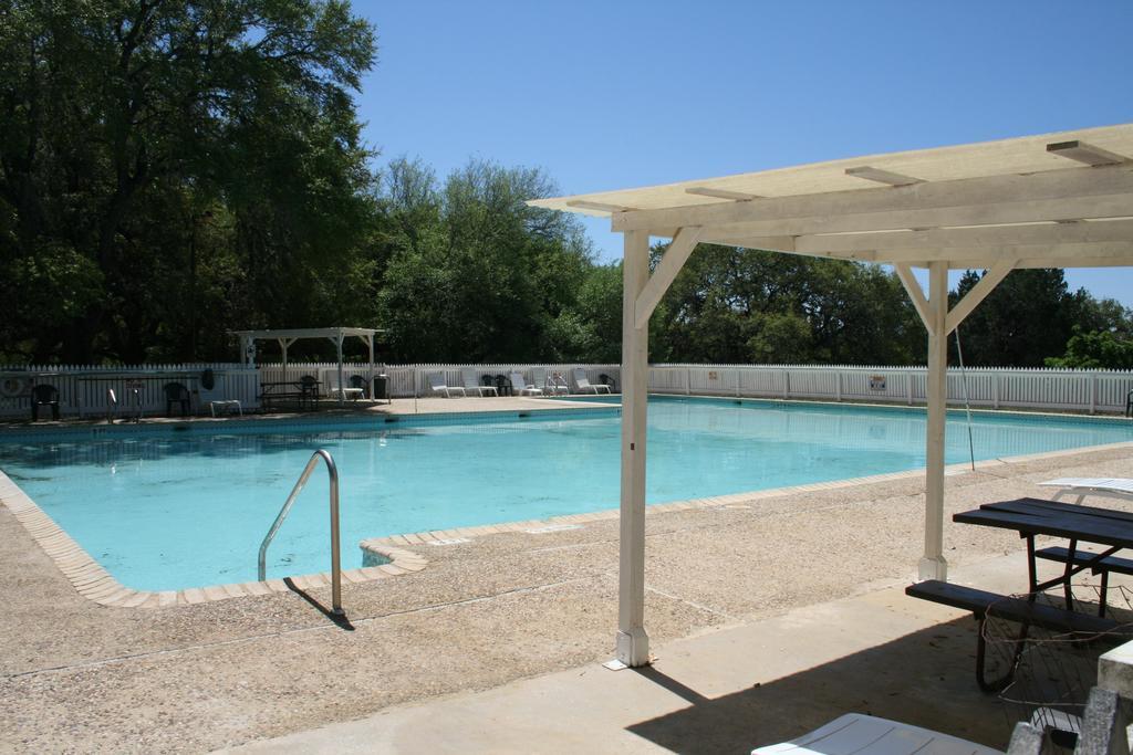 Lakehills Medina Lake Camping Resort Cabin 3 מראה חיצוני תמונה