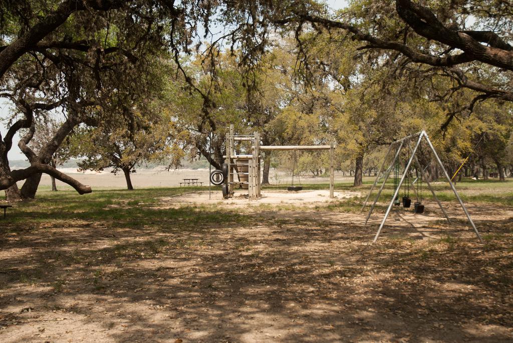 Lakehills Medina Lake Camping Resort Cabin 3 מראה חיצוני תמונה